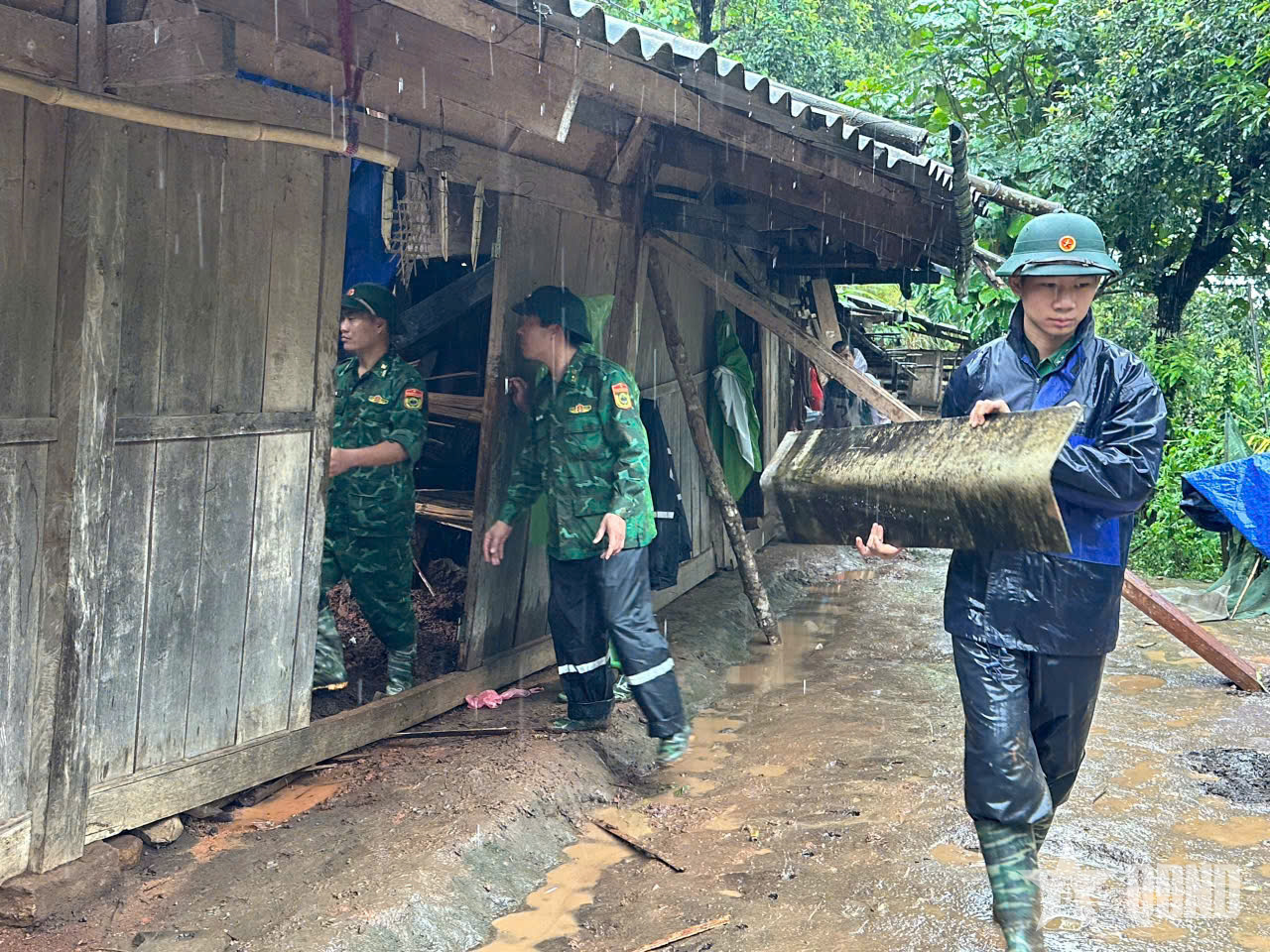 Bộ đội Biên phòng tỉnh Lai Châu giúp dân khắc phục hậu quả mưa lớn